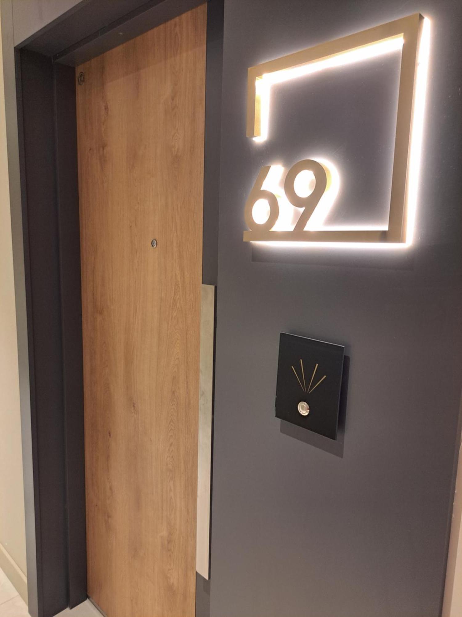 Anika Luxury Apartment At Diamond Center Skopje Bagian luar foto